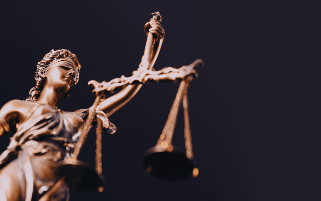 Justitia-Statue mit Waage als Symbol für Bau- und Architektenrecht